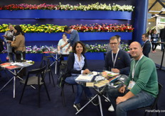 Benchmark Growers actually is a group of farms, together making for one of largest flower farms in the world. In the States, the same group is known by the name of Queen's Flowers, importing 'over 500 million stems of flowers every year' (website Queen's Flowers). Manuela López is a sales representative, here talking to some customers.